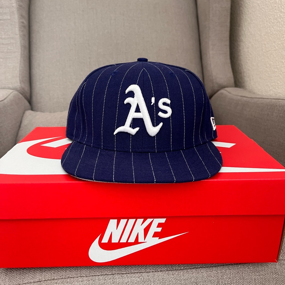 Like new. Oakland A’s fitted hat. Sz: 7 1/8.